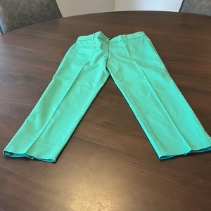 The Crop- Ann Taylor- NWT Mid Rise, size 2 petite- green